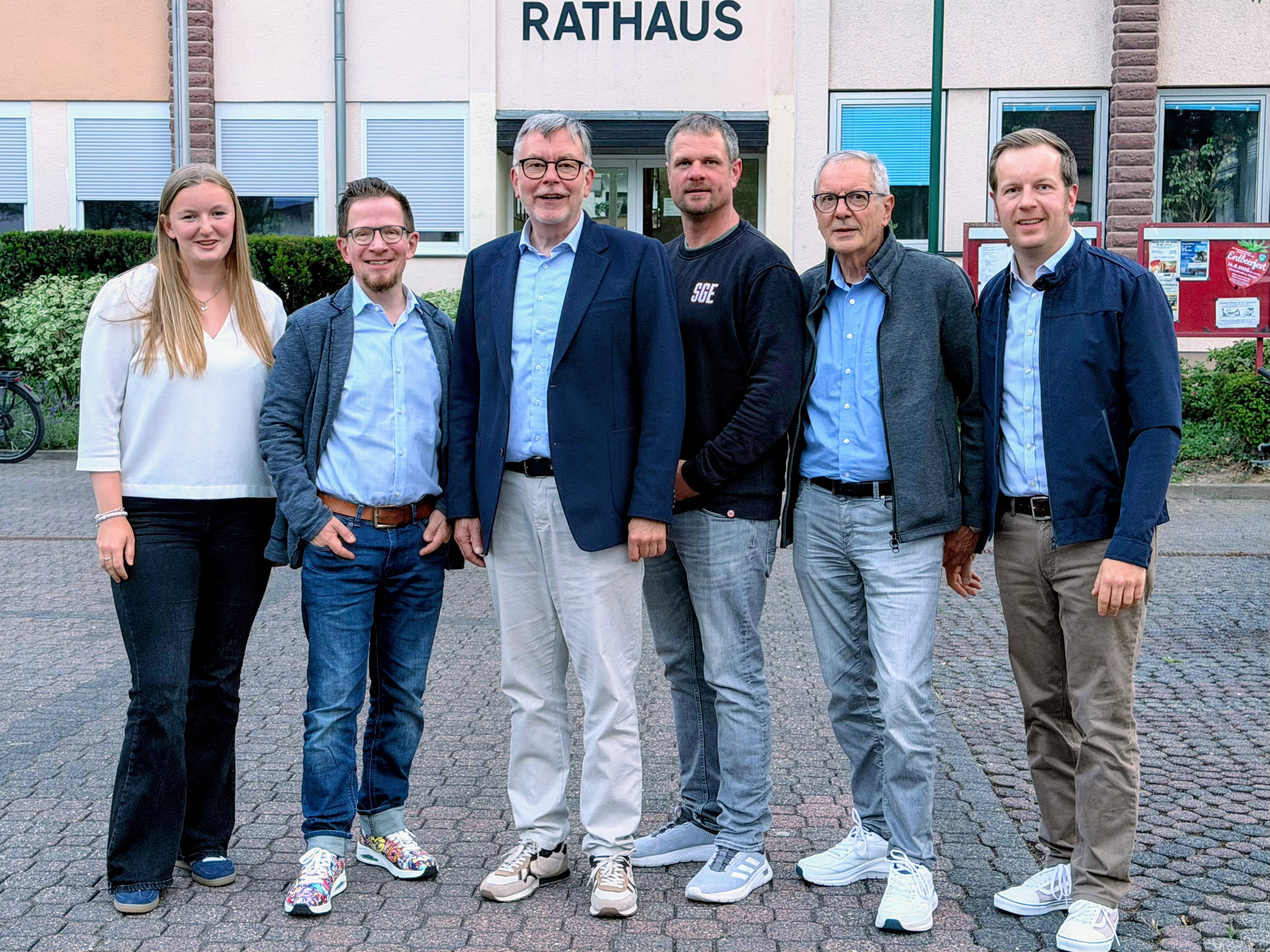 Die gesamte FDP-Fraktion in Münsters Gemeindevertretung (v.l.n.r.): Paulina Tuscher, Arne Mundelius, Jörg Schroeter, Matthias Matheis, Albert Matheis (Beigeordneter im Gemeindevorstand) und Christian Richter.